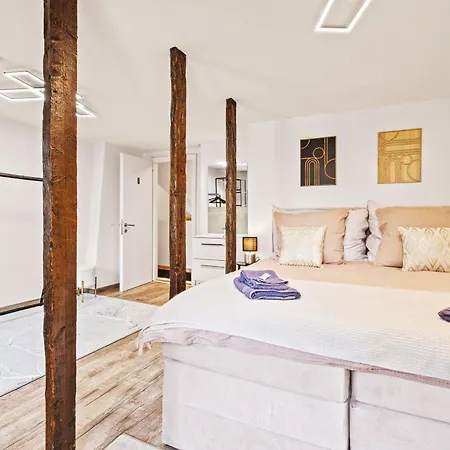 A&y Lakehouse Golden Swan *